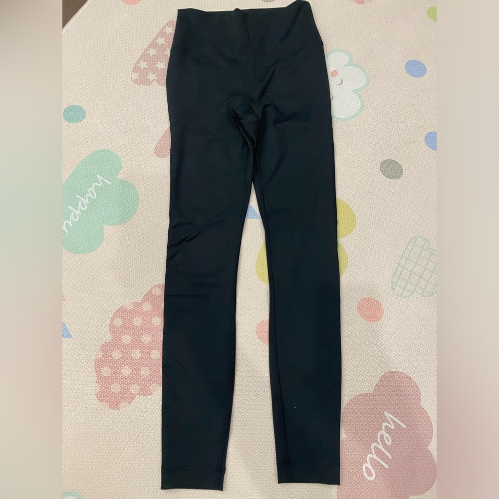 New Outdoor Voices Freeform 7/8 leggings, Black.